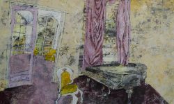 Een stille kamer waarin muziek nog lijkt na te trillen in de lucht. Een vleugel staat zwijgend bij het raam, zijn toetsen verborgen in schaduw, alsof het geluid zich heeft teruggetrokken maar niet verdwenen is. Roze gordijnen vallen zwaar langs het licht en laten een vervaagde wereld van buiten door, waar huizen als herinneringen door het glas heen schemeren. Een enkele stoel staat erbij, licht en leeg, als wachtend op iemand die ooit zat, luisterde, bleef. De deuren staan op een kier naar een andere ruimte, waar kleuren zachter worden en vormen oplossen. Alles ademt een zachte melancholie, een plek waar muziek, tijd en herinnering samenvallen in een stilte die nog vol betekenis is. Een schilderij over wat achterblijft na het moment zelf, over hoe een klank, een aanwezigheid, een handeling nog lang voelbaar kan zijn, zelfs wanneer alles al stil is geworden.