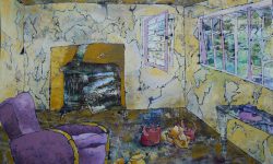 Een verlaten kamer waarin de tijd zichtbaar afbladdert van de muren. Scheuren kruipen langs het pleisterwerk als stille sporen van verval, terwijl een oude kachel zwijgend in de hoek staat, een bron van warmte die zijn functie heeft verloren. Op de vloer liggen omgevallen theepotten en kopjes, als resten van een gesprek dat abrupt is afgebroken. Een paarse fauteuil staat er nog, zacht en uitnodigend, maar zonder aanwezigheid om haar te vullen. Door openstaande ramen dringt een vervaagde buitenwereld binnen, alsof herinneringen zich mengen met het licht. Alles in deze ruimte ademt een zachte ontwrichting, een plek waar het alledaagse is stilgevallen en alleen de echo’s zijn gebleven. Een schilderij over de stilte die volgt op aanwezigheid, een plek die blijft spreken, zelfs wanneer niemand er nog is om te luisteren.